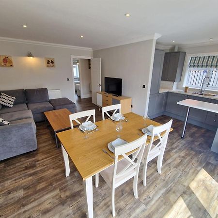 The Lakes Rookley Bagian luar foto Interior of a typical lodge