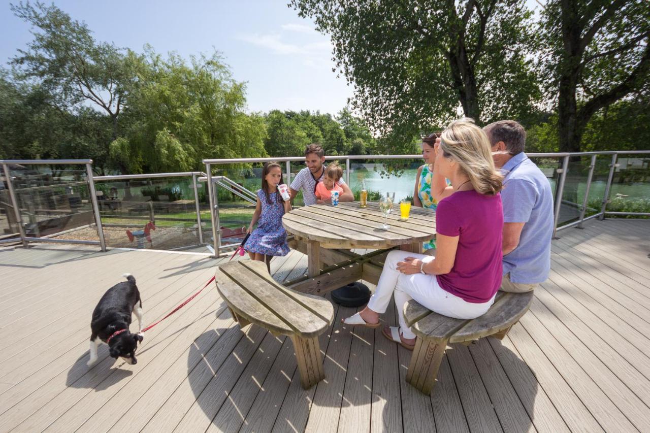 The Lakes Rookley Bagian luar foto The observation deck at the park