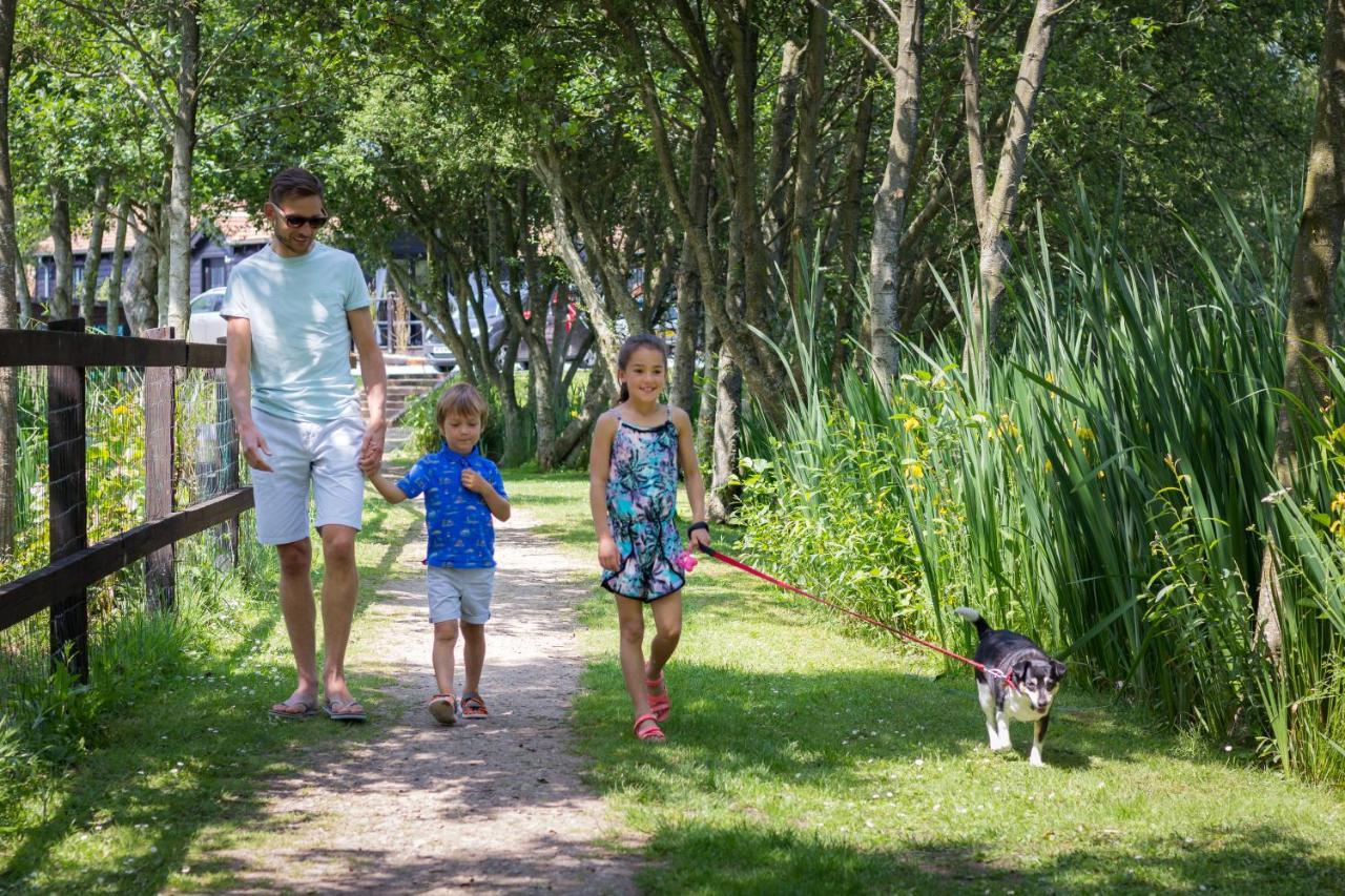 The Lakes Rookley Bagian luar foto Family walking in the park
