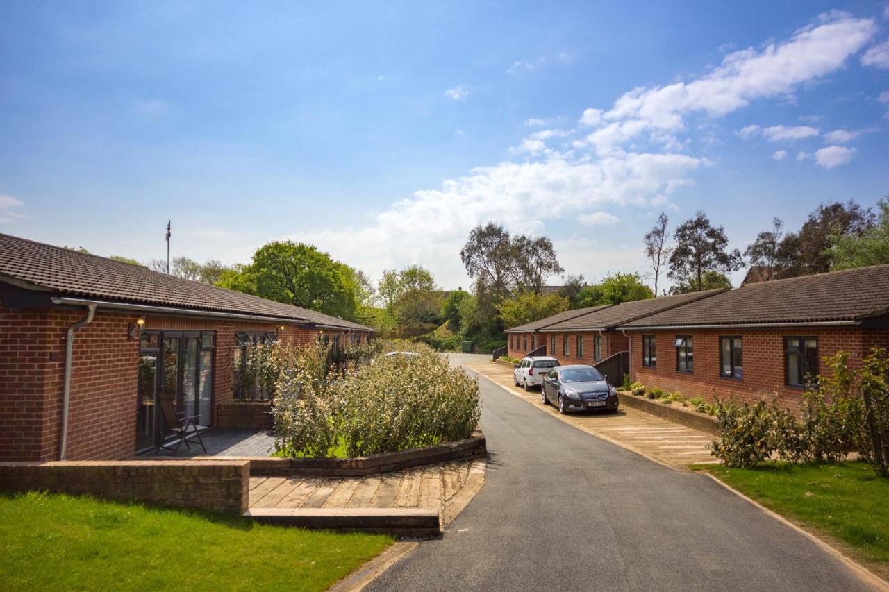 The Lakes Rookley Bagian luar foto The Village at The Heights