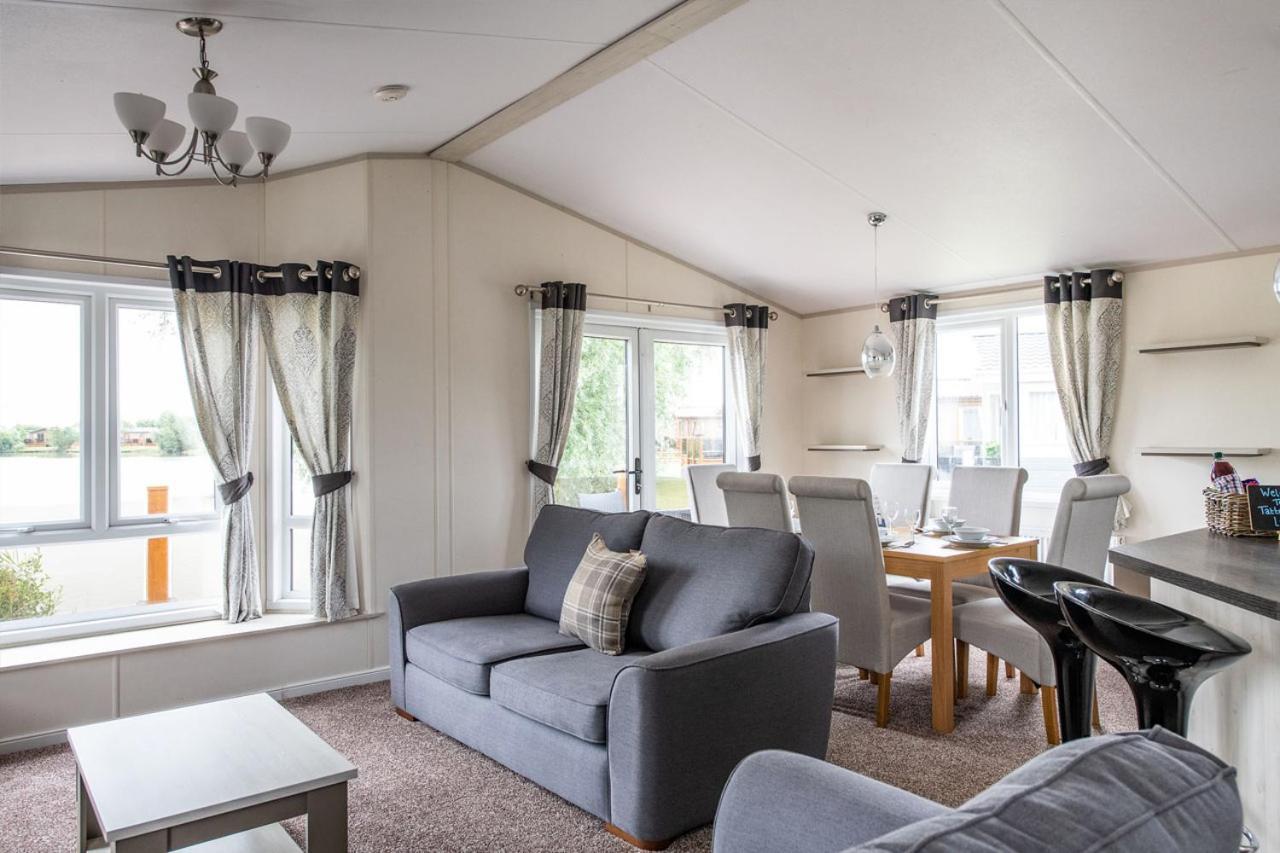 The Lakes Rookley Bagian luar foto Interior of a static