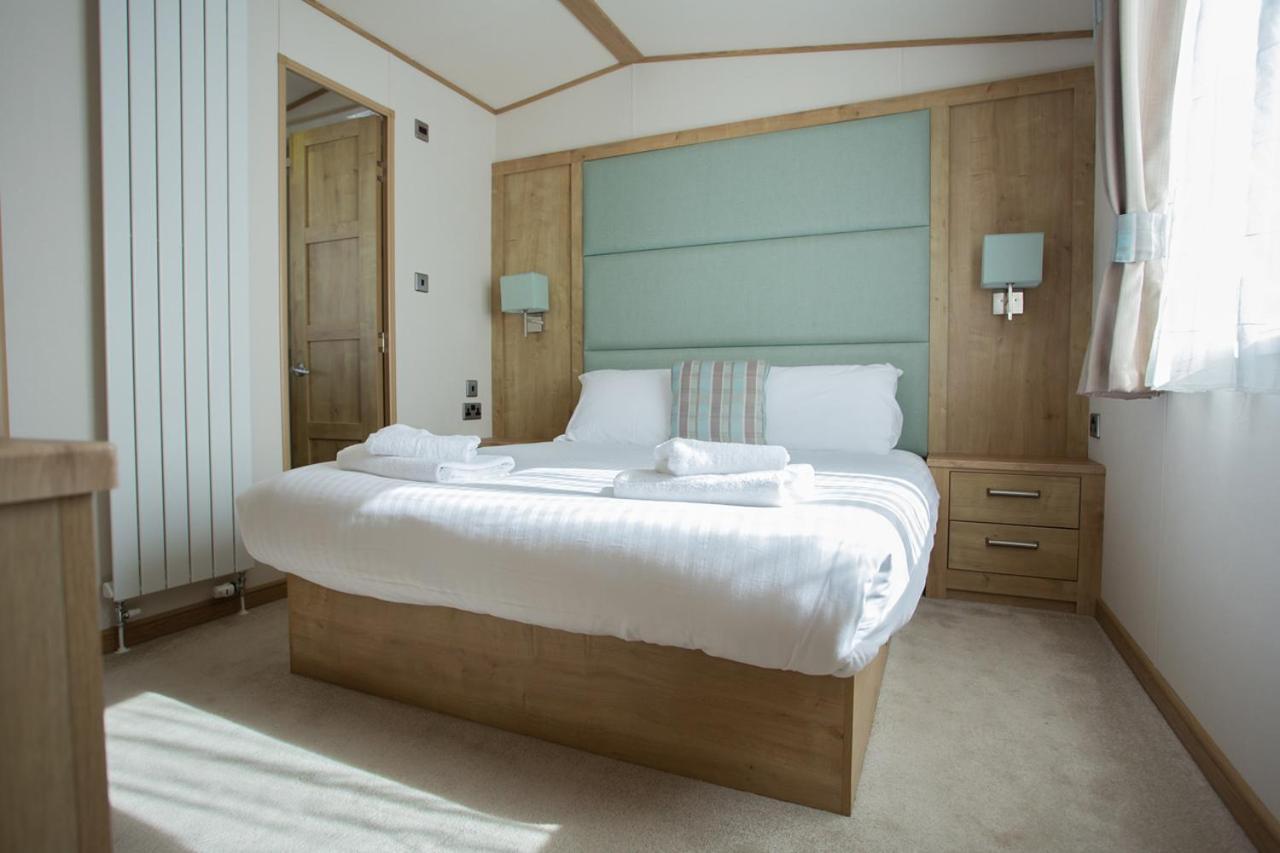 The Lakes Rookley Bagian luar foto A bedroom in a static