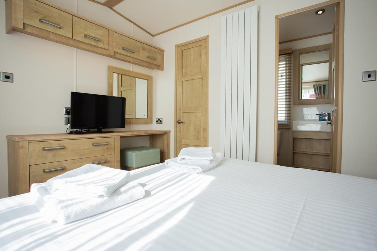The Lakes Rookley Bagian luar foto A bedroom in a static