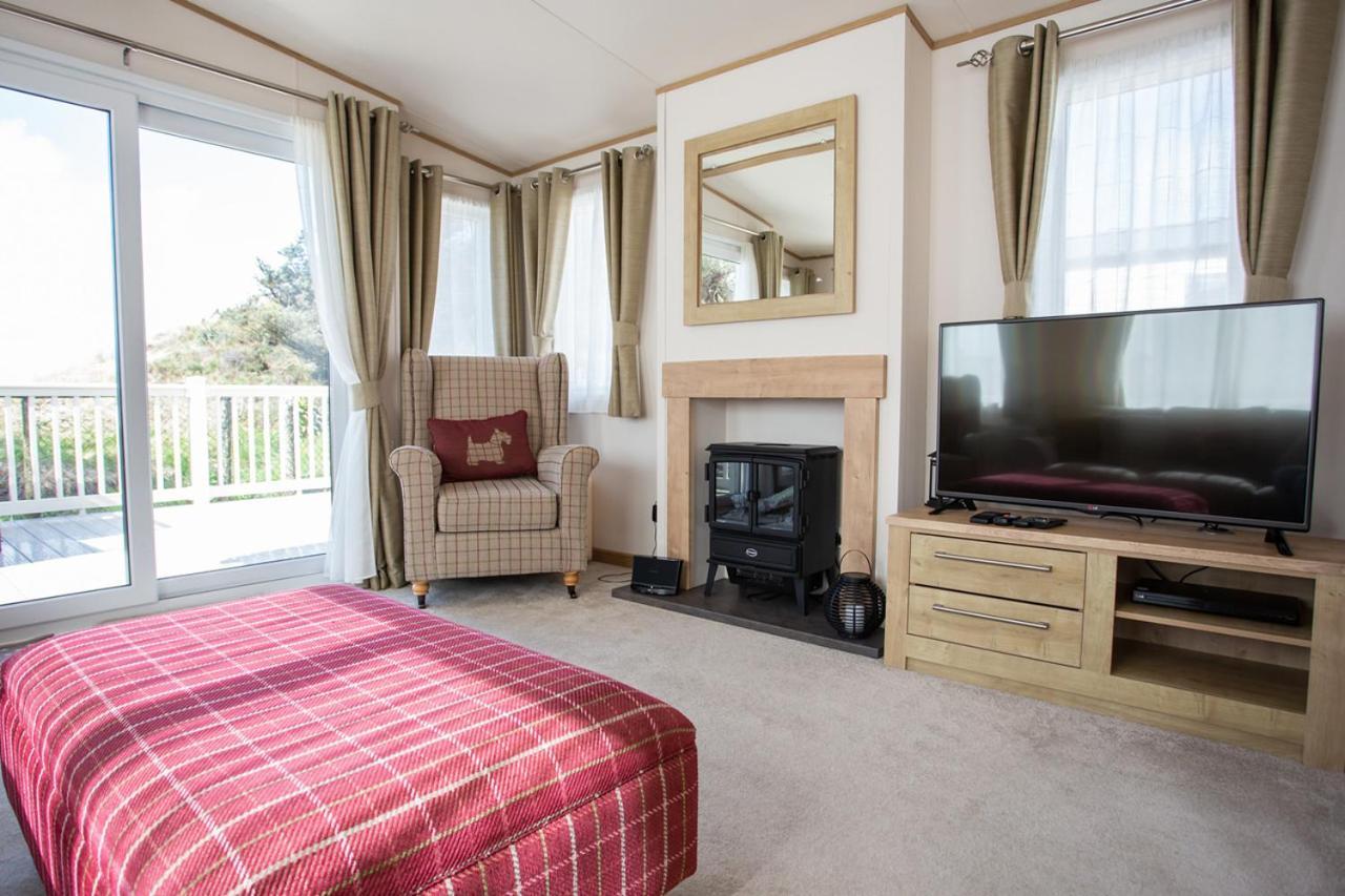 The Lakes Rookley Bagian luar foto Interior of a typical lodge