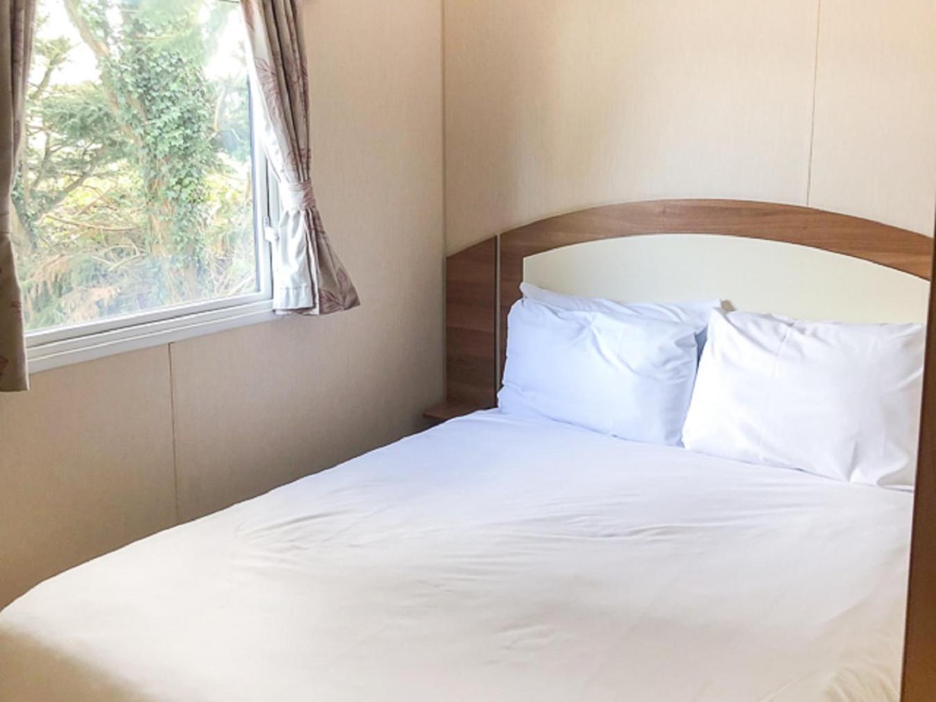 The Lakes Rookley Ruang foto A double bed in a static
