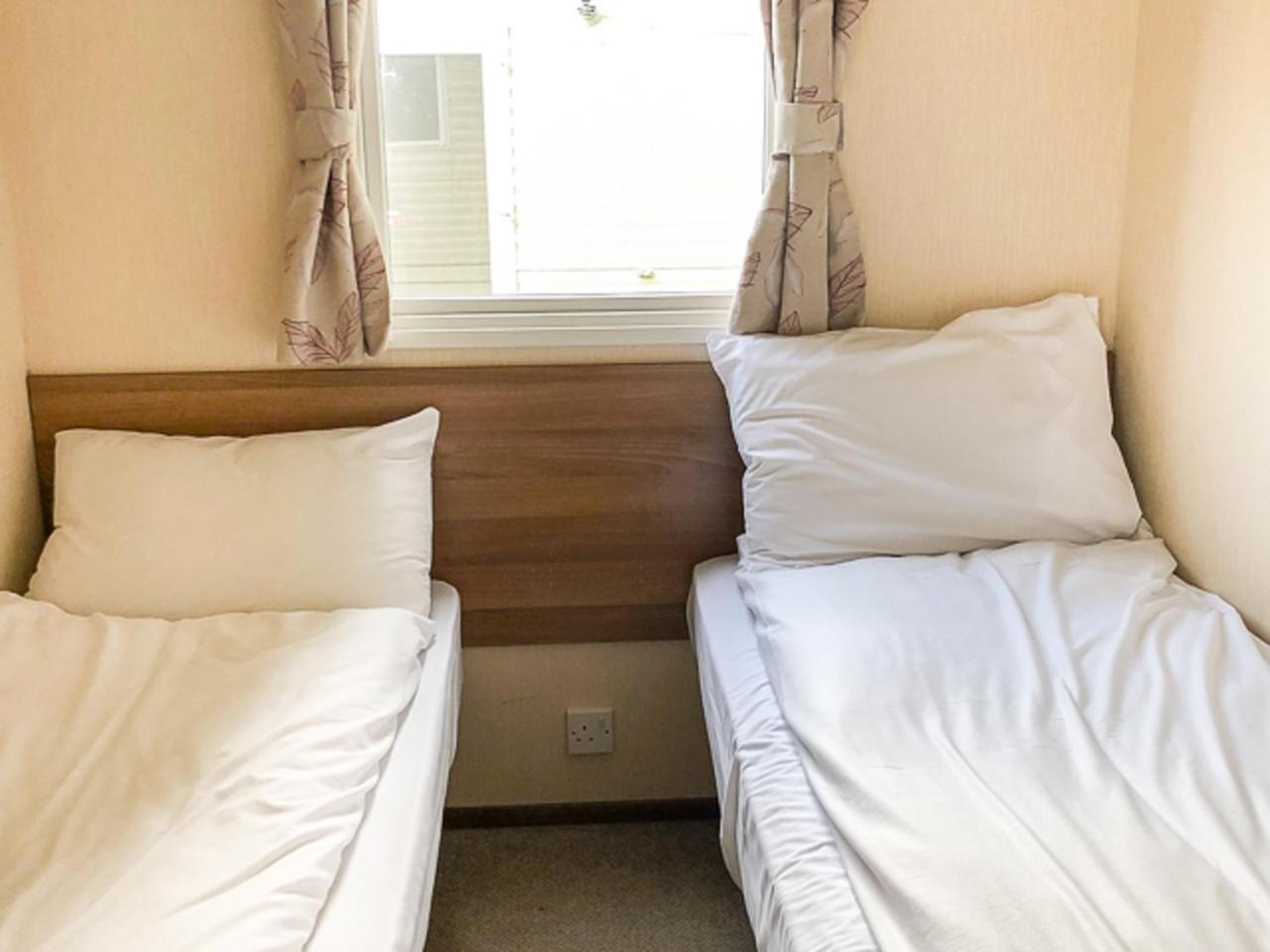 The Lakes Rookley Ruang foto Twin beds