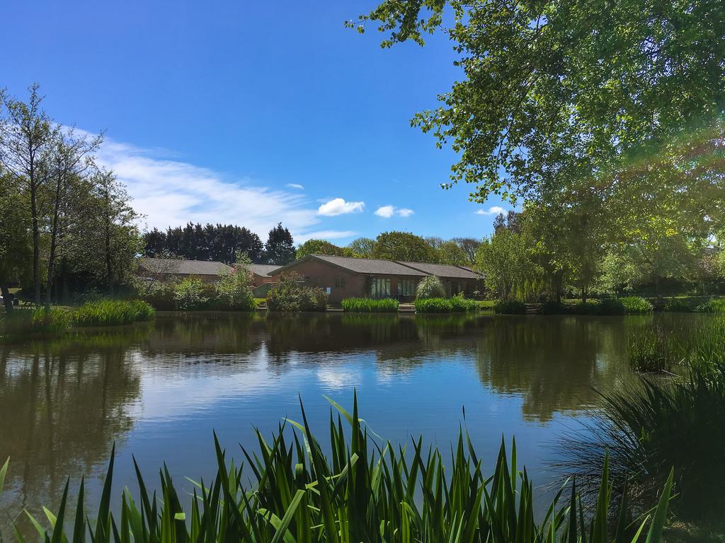 The Lakes Rookley Bagian luar foto The lake at the centre of the village