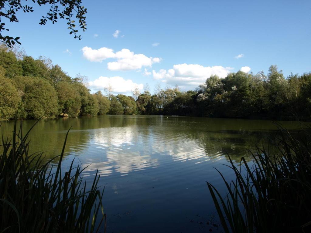 The Lakes Rookley Bagian luar foto The lake at the centre of the reserve