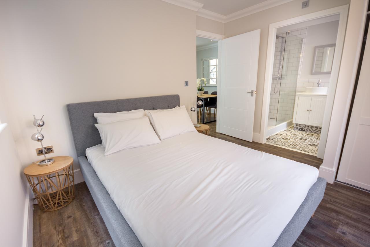 The Lakes Rookley Bagian luar foto A bedroom in a serviced apartment in London