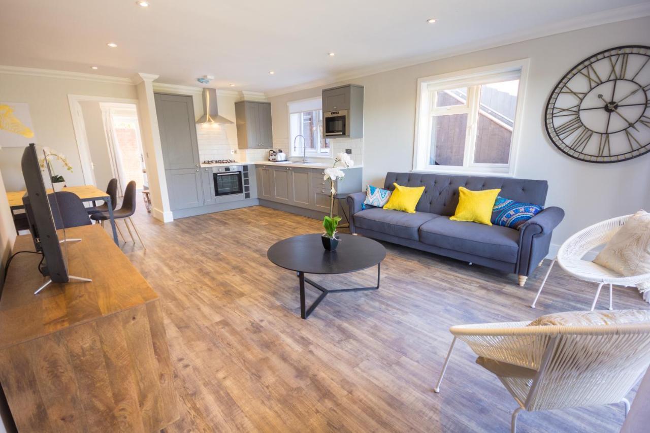 The Lakes Rookley Bagian luar foto Interior of a typical apartment