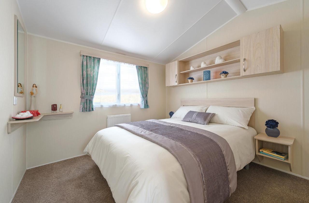 The Lakes Rookley Bagian luar foto A bedroom in a static