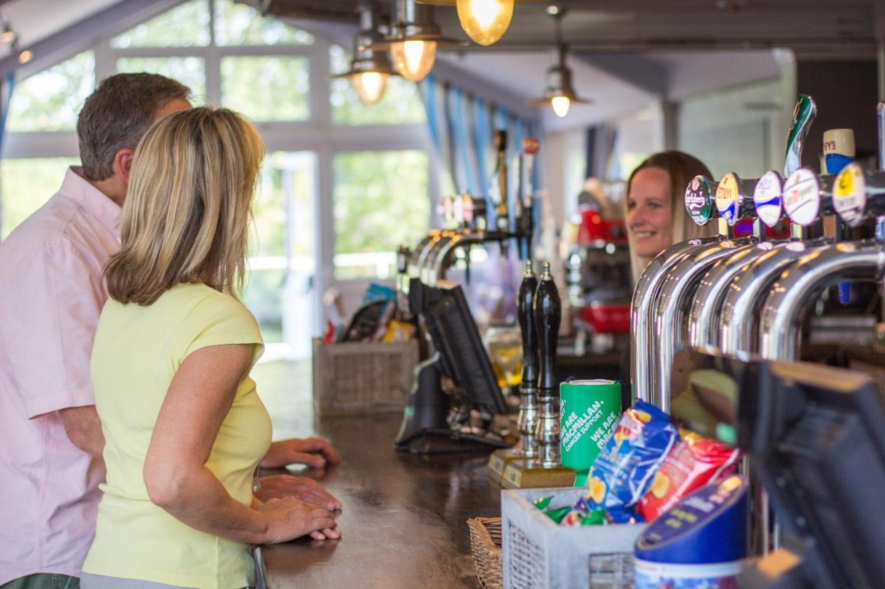 The Lakes Rookley Bagian luar foto The bar at the clubhouse