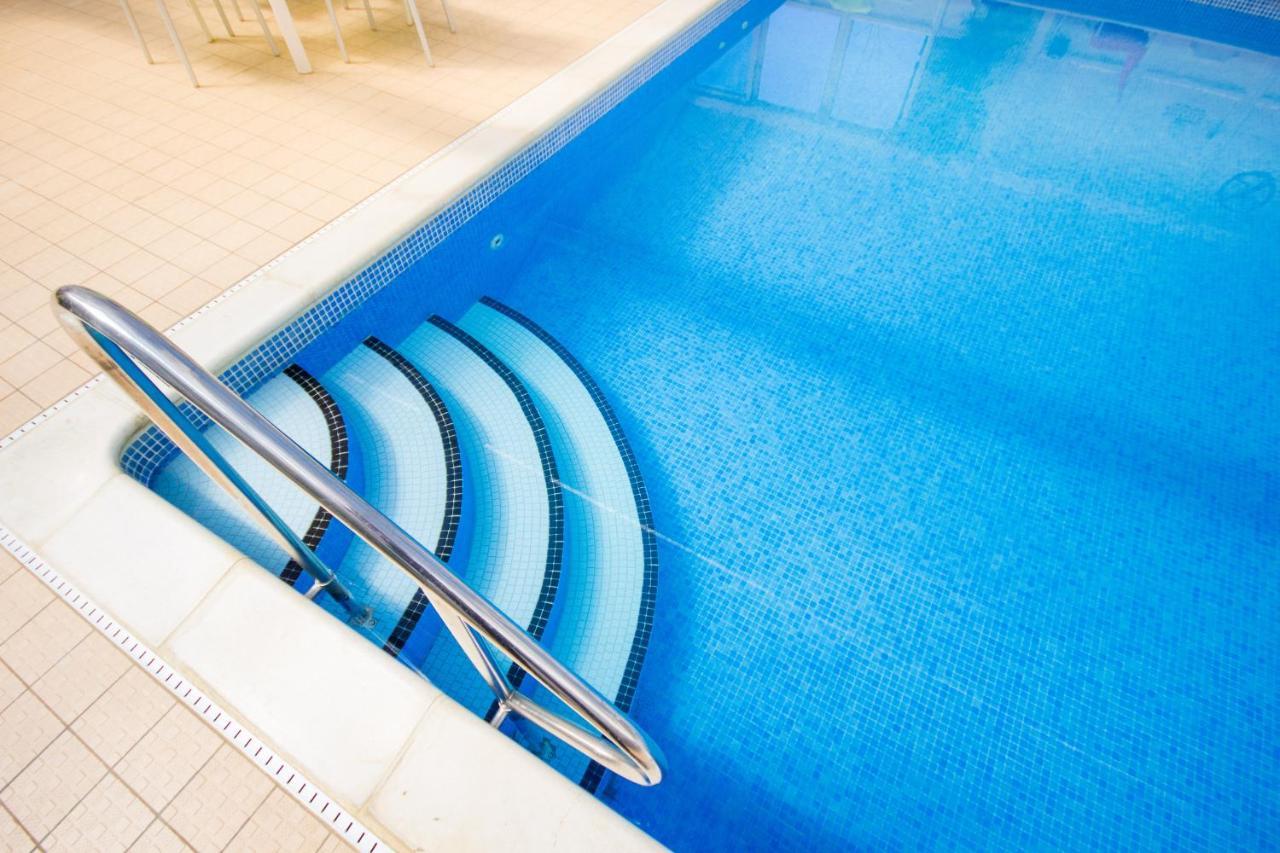 The Lakes Rookley Bagian luar foto Swimming pool