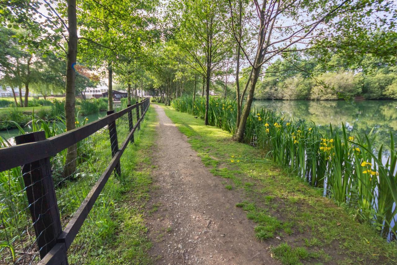 The Lakes Rookley Bagian luar foto The path around the lake