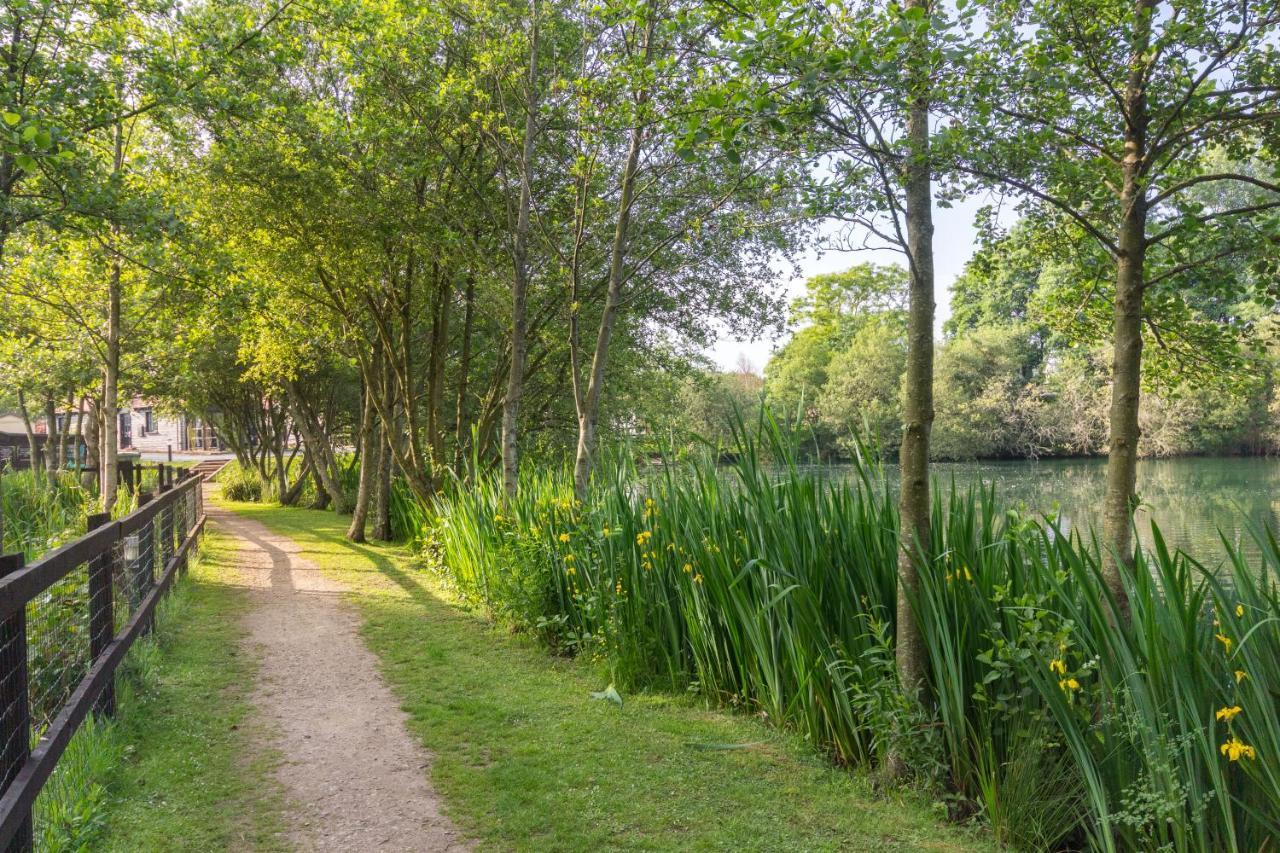 The Lakes Rookley Bagian luar foto The lake at the centre of the park