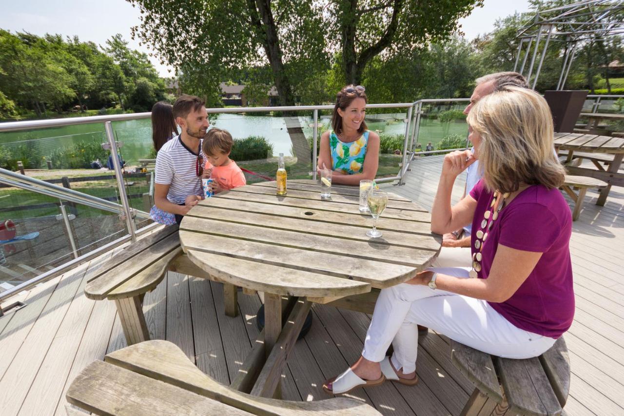 The Lakes Rookley Bagian luar foto The Lake Bar